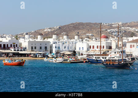 Blick auf den Hafen in Chora, Mykonos, Griechenland Stockfoto