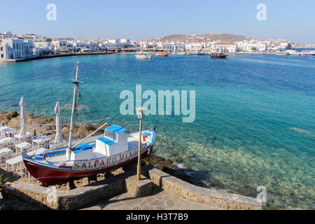 Blick auf den Hafen in Chora, Mykonos, Griechenland Stockfoto