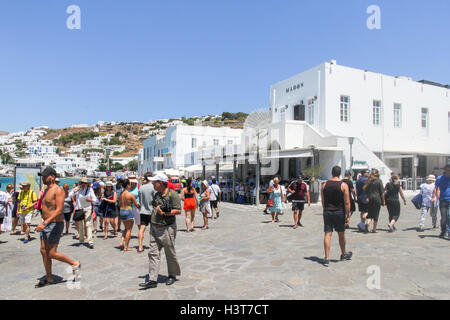 Touristen von einer Kreuzfahrt Schiff Tanga am Hauptplatz in Chora, Mykonos, Griechenland Stockfoto