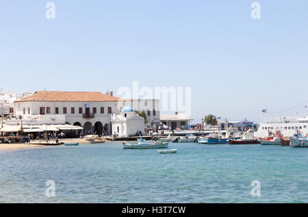 Blick über den Hafen von Chora, Mykonos, Griechenland Stockfoto