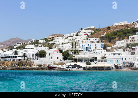 Blick über den Hafen in Chora, Mykonos, Griechenland Stockfoto