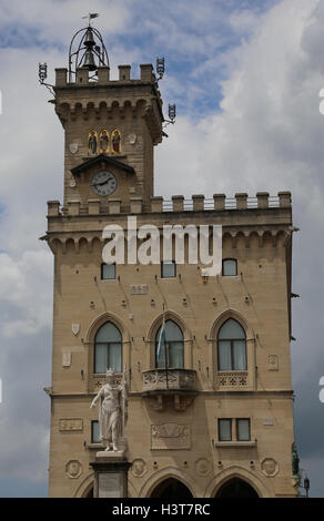 Die Regierung von San Marino und die antike Statue of Liberty in der Hauptplatz des kleinen Landes in den italienischen Apenninen Stockfoto