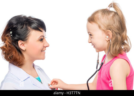 kleines Mädchen an der Rezeption beim Arzt Kinderarzt mit Stethoskop isoliert Stockfoto