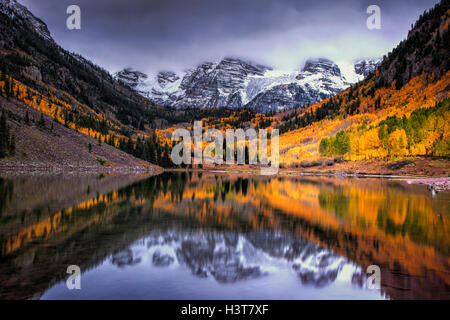 Colorados ikonischen Maroon Bells im Herbst. Die zwei Spitzen, Maroon Peak und dem North Maroon Peak liegt bei 14.163 Füße und 14.0119 Gebühr Stockfoto