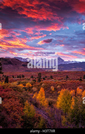 Dramatische Herbst Sonnenaufgang über der Dallas Kluft in Colorados-San-Juan-Gebirge. Stockfoto