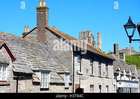 Das Modelldorf Gebäude entlang einer Dorfstraße mit der Burg auf der Rückseite, Corfe, Dorset, England, Vereinigtes Königreich, West-Europa. Stockfoto