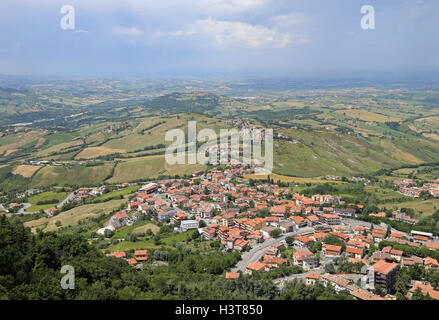 schöne Aussicht auf den Apennin und das Dorf Stockfoto