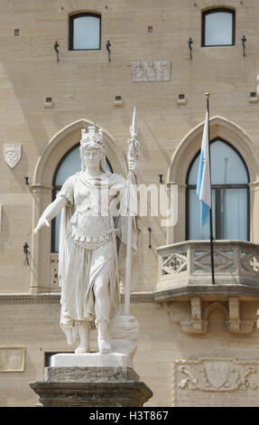 Krieger aus weißem Marmor Stein Statue of Liberty in San Marino Microstate genannt Stockfoto