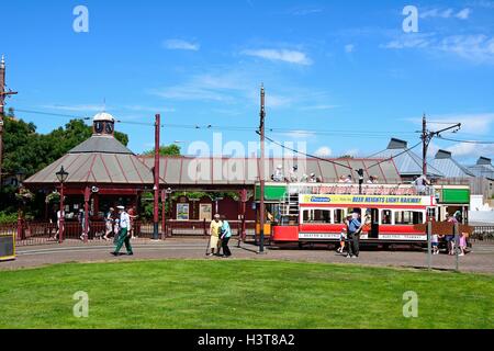 Ansicht der elektrischen Straßenbahn-Triebwagen Seaton außerhalb der Tram-Station, Seaton, Devon, England, Vereinigtes Königreich, West-Europa. Stockfoto