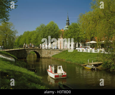 Deutschland, Schleswig - Holstein, Friedrich Stadt, Kanal, Europa, Norddeutschland, Nordfrisland, Stadt, Turm, Brücke, Wasser, Fluss, Riverside, Stiefel, Bootssteg, Sommer, Stockfoto