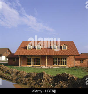 Einfamilienhaus, Shell, Haus, Gebäude, Haus, Bau, bauen, Wohneigentum, eigene Wohnung, Immobilien, Wohnhaus, Männer bei der Arbeit, neue Gebäude, neue Baugebiet, Siedlungsbau, Umgebung ruhig, ländlich, idyllisch, o Stockfoto