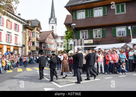 Kerns, Schweiz - 1. Oktober 2016: die Menschen tragen traditionelle Kleidung und spielen das Alphorn in Kerns in den Schweizer Alpen Stockfoto