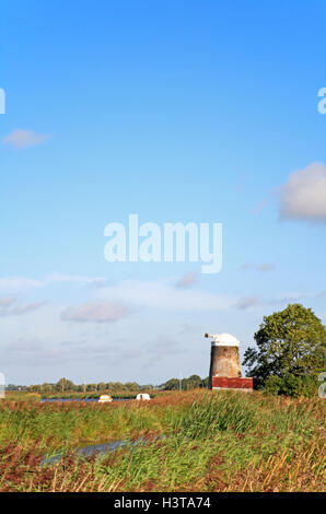 Ein Blick auf die redundante Oby Entwässerung Mühle durch den Fluss Bure auf den Norfolk Broads am Zielrechner, Norfolk, England, Vereinigtes Königreich. Stockfoto