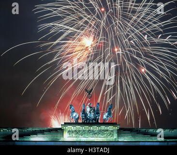 Deutschland, Berlin, Brandenburger Tor, Feuerwerk, [M], Composing, Kapital, Wahrzeichen, Sehenswürdigkeit, Nacht, Silvester, Neujahr, drehen Sie das Jahr Stockfoto