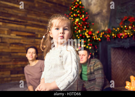 Weihnachten Familienporträt im Hause Urlaub Wohnzimmer mit geschmückter Weihnachtsbaum Stockfoto