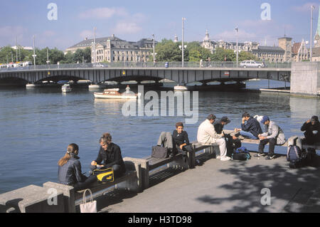 Schweiz, Zürich, Blick auf die Stadt, Promenade, Jugendliche keine Modellfreigabe Europa, Stadt, Zürich-See, See, Ufer, bank, Promenade, Strandpromenade, Dock, Studenten, Touristen, sitzen, Rest, warten, Tourismus Stockfoto