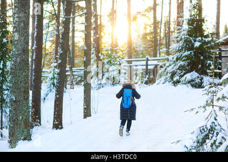 Junge Frau im weißen Winterwald wandern. Lifestyle-Konzept Stockfoto