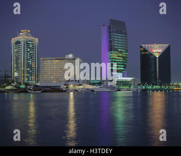 Vereinigte Arabische Emirate, Dubai Creek "Al-Khor" Skyline bei Nacht Stockfoto