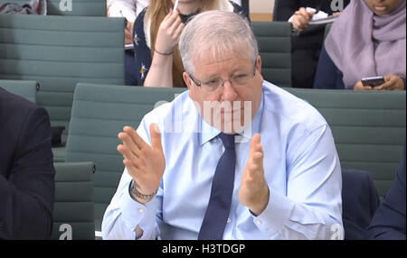 Kanzler des Herzogtums von Lancaster Sir Patrick McLoughlin zeugt die Commons Frauen und Gleichberechtigung Ausschuss über Frauen in den Commons nach 2020 in Portcullis House, London. Stockfoto