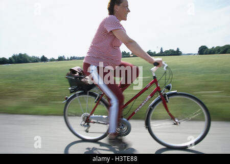 Feldweg, Frau, schwanger, Fahrrad fahren, Modell freigegeben, Radfahrer,  Detail, Bewegungsunschrfe, Radian, Reiten von einem Fahrrad, Fahrrad fahren,  Fitness, fit, aktiv, sportlich, Sport, Lifestyle, Hobby, schwanger,  Lcheln, Schwangerschaft ...
