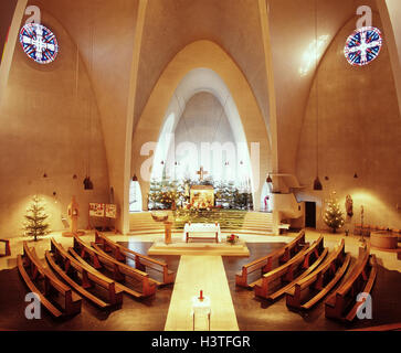 Deutschland, Köln-Riehl, Kirche, St. Engelbert, Weihnachtsdekoration, Kinderkrippe Böhm Dominikus Kirche, Weihnachten, Kuppel, Altar, Interieur, Chor, Weihnachtsdekoration, Dekoration für Weihnachten, Stockfoto