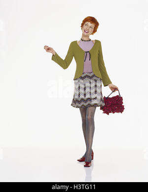 Frau, jung, Haare, rot, glücklich, Minirock, Handtasche, Geste, Frauen, Rothaarige, geh, Atelier, Raum, Mode, modisch, gut gelaunt, in der Nähe, kurze Haare Frisur kopieren Stockfoto