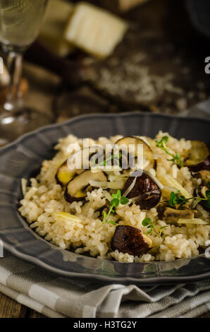 Original italienische Risotto mit Pilzen und Parmesan Stockfoto