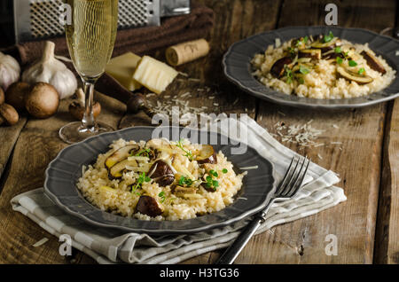 Original italienische Risotto mit Pilzen und Parmesan Stockfoto