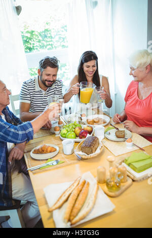 Glückliches Paar frühstücken mit ihren Eltern Stockfoto