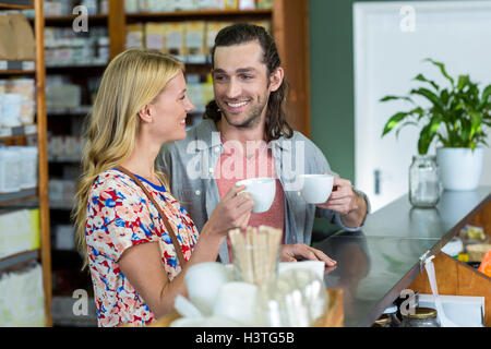 Paar beim Kaffee im Supermarkt Stockfoto