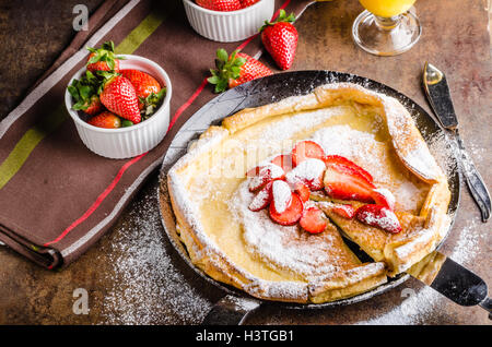 Niederländische Baby Pancake ist köstliche Art und Weise zu Pfannkuchen. Ganze Pfannkuchen gebacken im Ofen auf vorgeheizten Eisen skellet Stockfoto