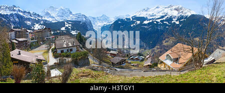 Das Luftbild auf der Wengen-Resort befindet sich am Berghang und Lauterbrunnental, Schweiz. Stockfoto