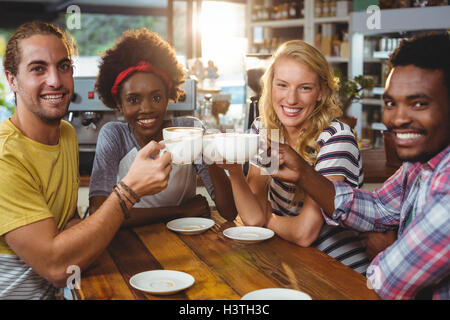 Gruppe der happy Friends halten Tasse Kaffee Stockfoto