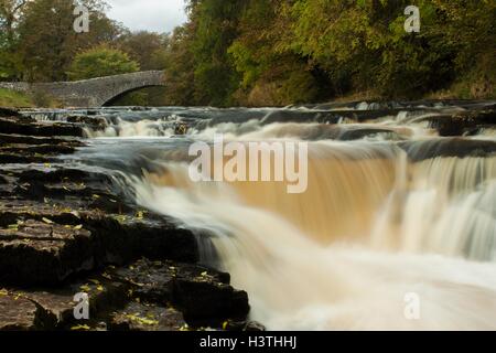 Stainforth Kraft in vollem Gange in den Yorkshire Dales National Park. Stockfoto