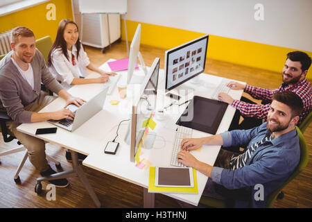 Porträt von Fachleuten bei Kreativbüro Stockfoto