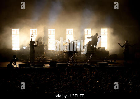 BARCELONA - 28 Mai: Dschungel (modern Soulband) führt auf Primavera Sound Festival 2015 am 28. Mai 2015 in Barcelona, Spanien. Stockfoto