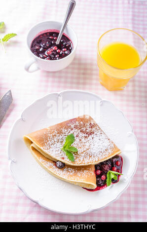 Hausgemachte Pfannkuchen mit heißen Himbeeren und Heidelbeeren Stockfoto