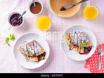 Hausgemachte Pfannkuchen mit heißen Himbeeren und Heidelbeeren Stockfoto