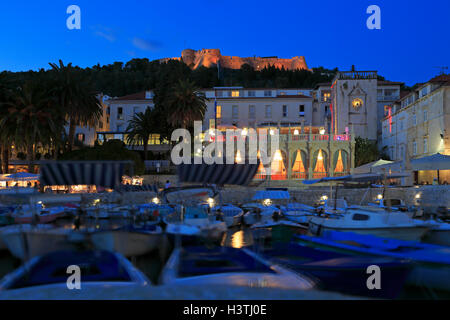 Abend am alten Hafen vor der Loggia, Uhrturm und spanische Festung, Stadt Hvar, Kroatien, Dalmatien, dalmatinische Küste, Europa. Stockfoto