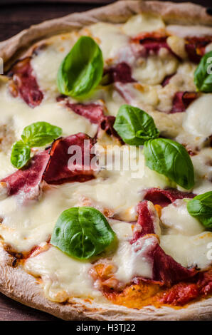 Leckere original italienische Margherita Pizza, dunkles Bild Stockfoto