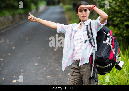 Frau per Anhalter unterwegs Landschaft Stockfoto