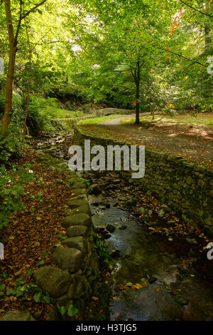 Der Cyflymen Strom in den Gärten bei Plas Newydd Llangollen Home of Sarah Ponsonby & Eleanor Charlotte Butler Stockfoto