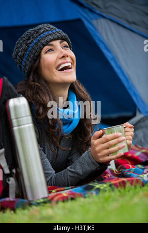 Wanderer mit einer Tasse Kaffee im Zelt Stockfoto