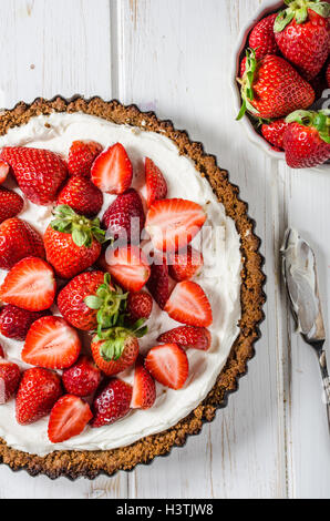 Käsekuchen mit Erdbeeren, Bio hausgemachte Erdbeeren aus Garten, leckere und einfache Kuchen Stockfoto