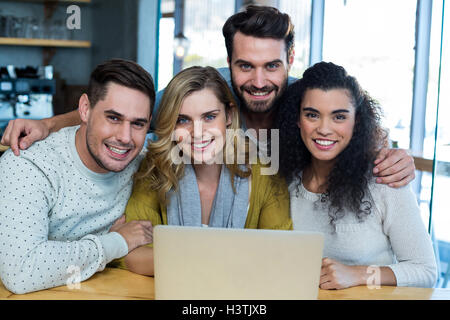Lächelnden Freunde sitzen mit Arm um in caf├⌐ Stockfoto