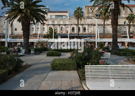 Auf der Uferpromenade Riva vor der Südfassade des Diokletian Palast ansehen Split, Split-Dalmatien, Kroatien. Stockfoto