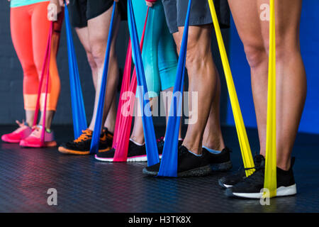 Athleten mit Widerstand Band im Fitness-Studio trainieren Stockfoto