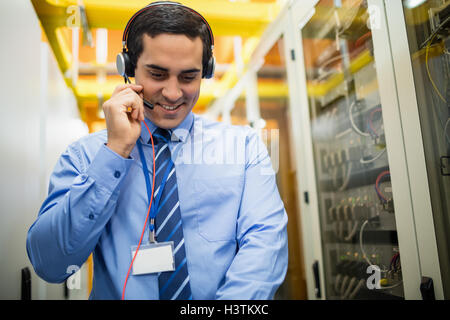 Techniker sprechen über Kopfhörer Stockfoto