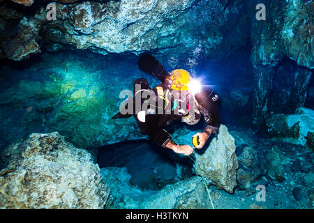 Cave Diver in Höhle Cenote, Yucatan Tulum Mexiko Stockfoto