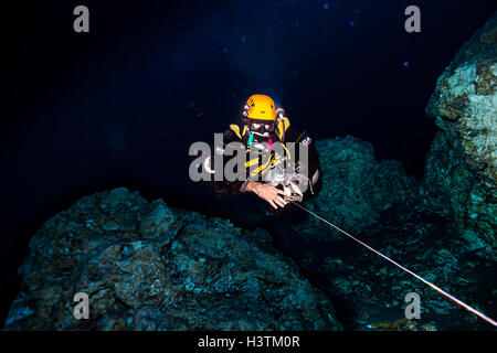 Cave Diver in Höhle Cenote, Yucatan Tulum Mexiko Stockfoto